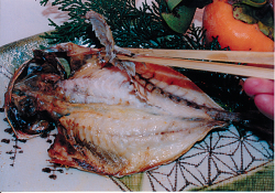 干物をつまむ